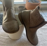 Leather beige ankle boots size 37 like new