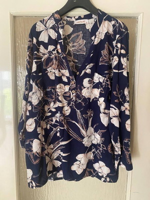 Vertice floral blouse M like new, navy blue viscose