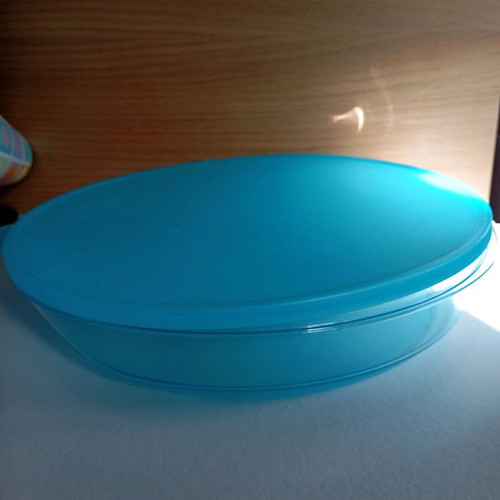 Tupperware serving bowl 2.5lt used with scratches
