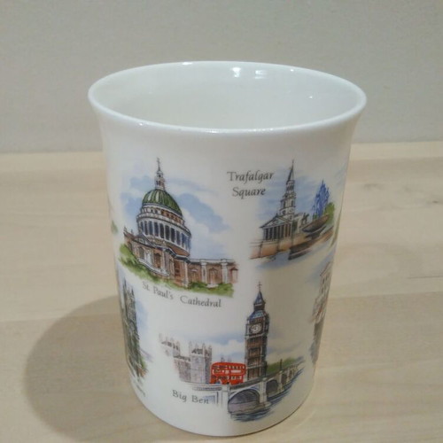 Porcelain mug collectible, like new, England design, regular size