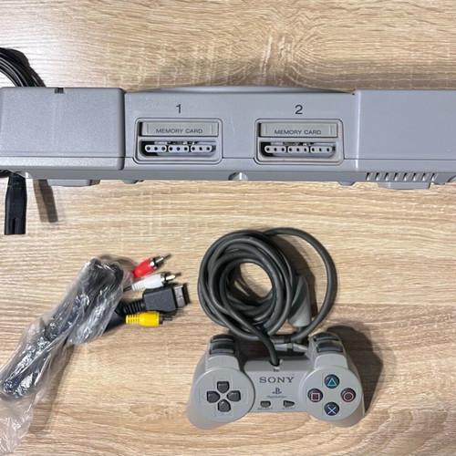 PlayStation 1 like new with 5 games and Sony controller