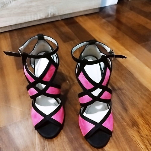 Fuchsia suede sandals with black straps size 36 like new