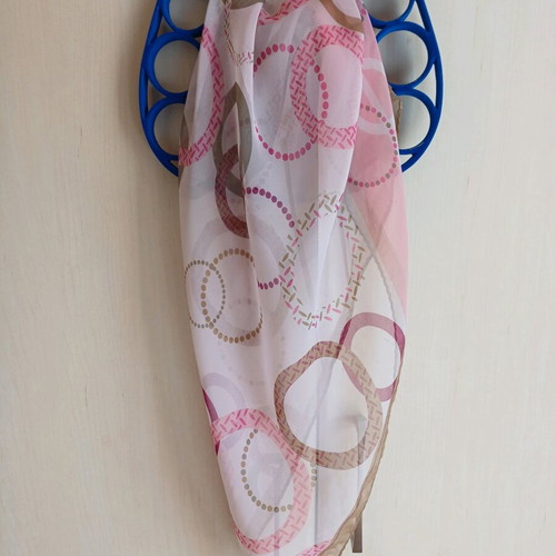 Women’s scarf used with geometric pattern in pink and brown