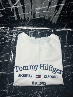 Tommy Hilfiger тениска като нова, бяла, размери S и M