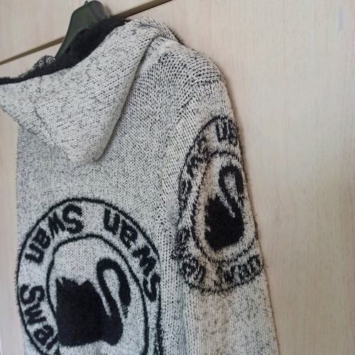 Women's cardigan like new, black and white with two pockets