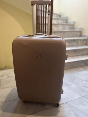 Μπεζ σκληρή βαλίτσα ταξιδιού