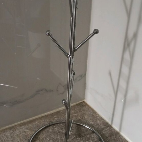 Metal mug holder like new for 6 mugs