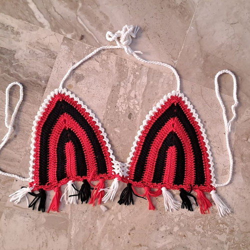 Knitted bikini top like new, size S, black and red