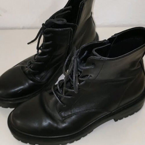 Only women's boots size 38 like new, black