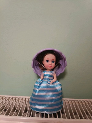 Cupcake doll like new