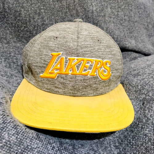 Adidas Los Angeles Lakers NBA hat like new, authentic