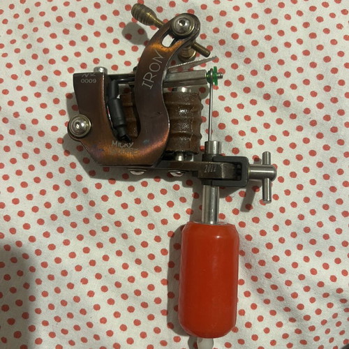 Micky Sharpz tattoo machine used with accessories