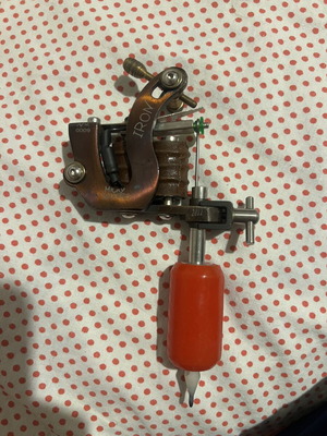 Micky Sharpz tattoo machine used with accessories