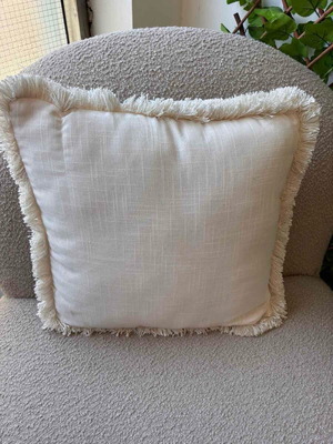 Decorative pillows used, white color, set of 3 pieces