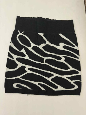 Bazaar skirt Small black-white like new