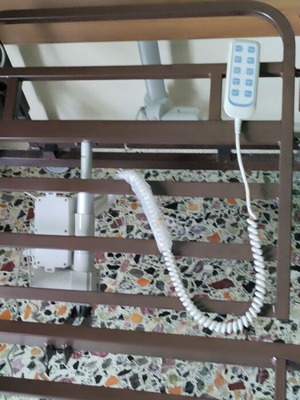 Hospital bed like new, adjustable with remote and mobiak air mattress