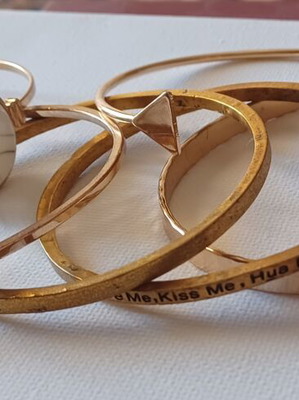 Set of 6 gold-tone bracelets like new