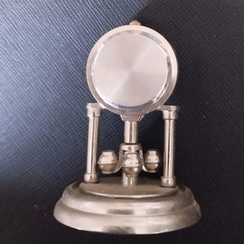 Le Temps small fixed clock like new