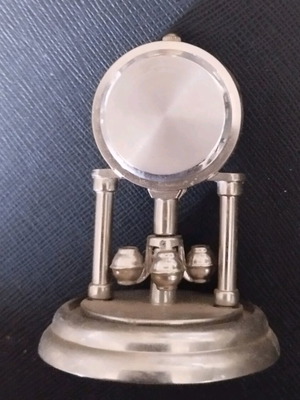 Le Temps small fixed clock like new