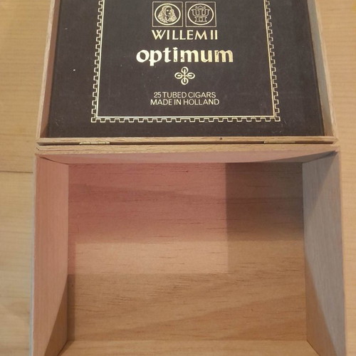 Vintage wooden Willem II Optimum cigar box used