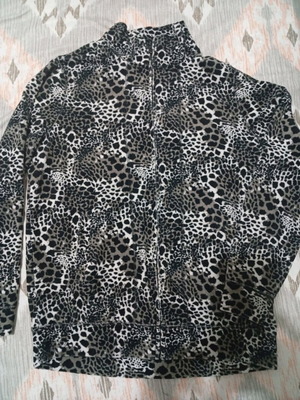 Jacket size M like new with zipper, black and white