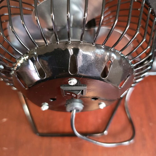 Desk fan like new with base, On/Off switch and USB cable