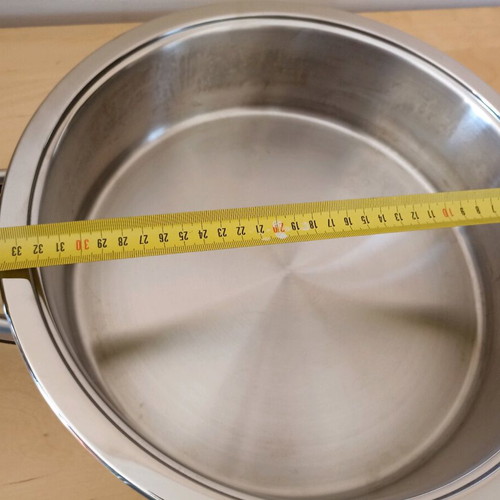 TOF 32cm pot new with lid