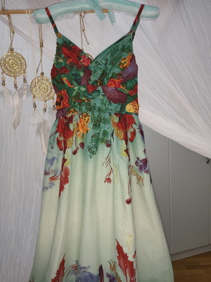 Cotton dress medium size, like new, colorful with belt