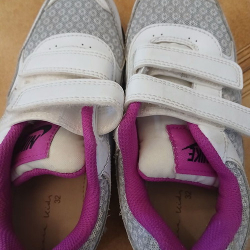 Nike athletic shoes used, size 30, white and pink for girls