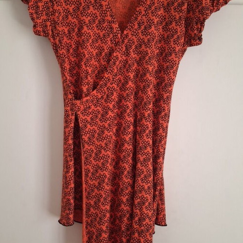 JohnnyJo Wrap Top used, one size, black and red
