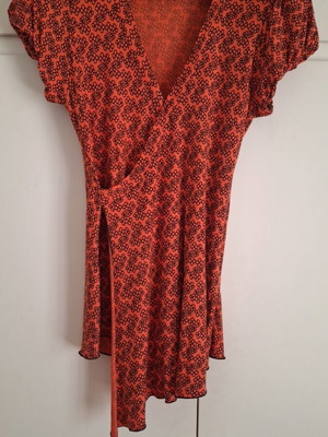 JohnnyJo Wrap Top used, one size, black and red