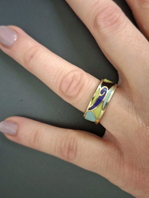 Modern ring like new with abstract design, green and turquoise