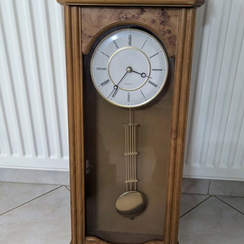 Wall clock like new, dimensions 68cm height and 26cm width