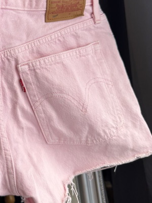 Levi’s 501 women's pink denim shorts like new, W25 XS/34