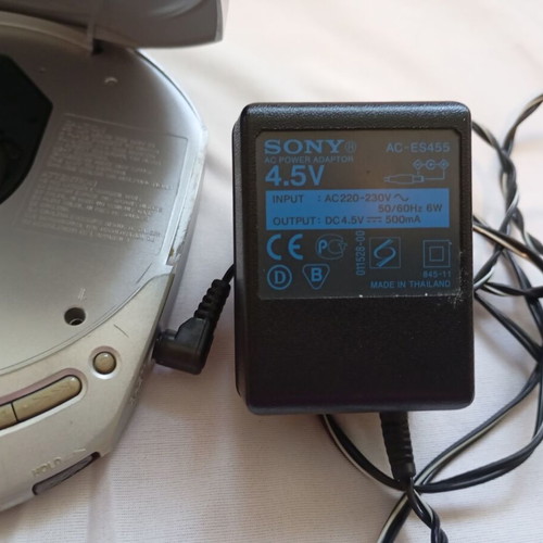Sony MP3 CD Walkman D-CJ501 used with original charger and in-ear headphones