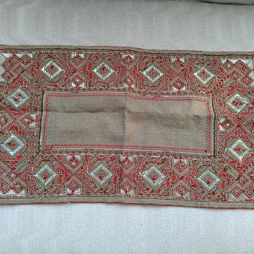 Embroidered Table Runner like new, 50x28 cm