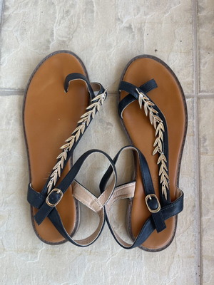 Women's sandals size 40 like new, black and gold