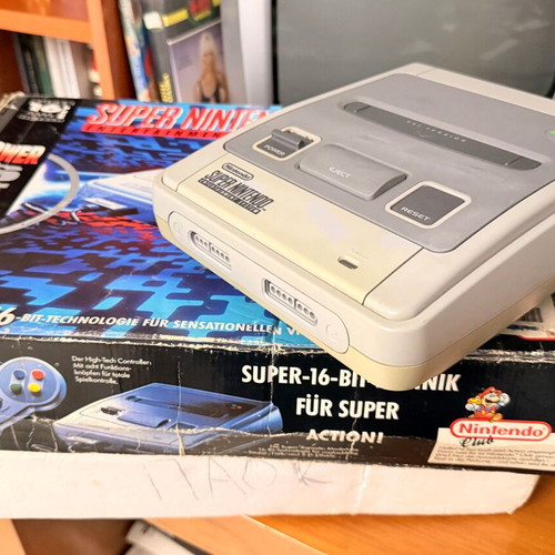 Super Nintendo Entertainment System (SNES) like new with original box