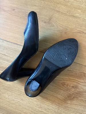 Low heel shoes, natural leather, size 35, black