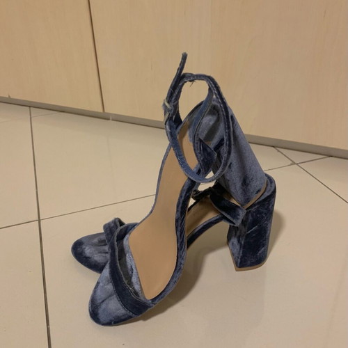 Stradivarius blue velvet sandals used, size 39