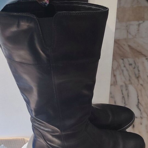 Tamaris leather boots size 40 like new, black