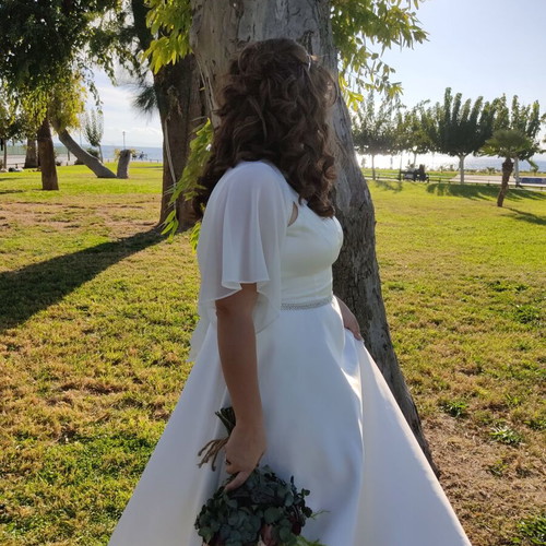 Wedding dress like new with crystals and white bolero