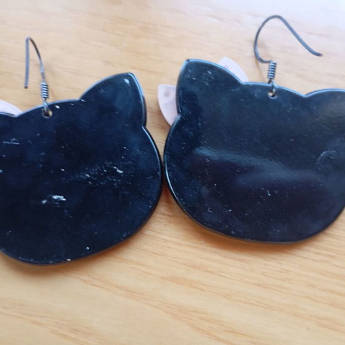 Set of 5 earrings like new, black and gold colors