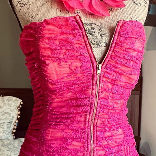 Lynne lace corset set with pink jewelry like new