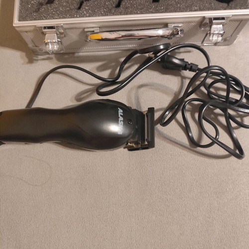 Alaska hair clipper set HC 1100AB like new with case