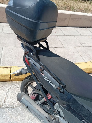 Givi top case with new rack like new
