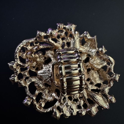 Large ring in excellent condition, multicolored and gold-tone