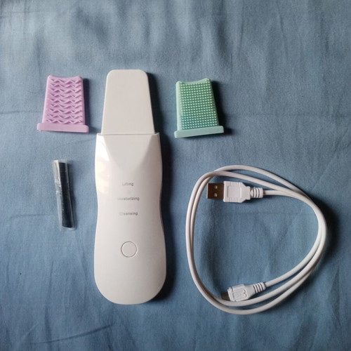Ultrasonic facial cleansing and tightening device with spatula