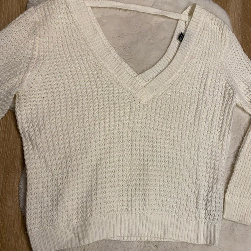 Forever 21 knitted sweater size M used, white with V-neck and back opening