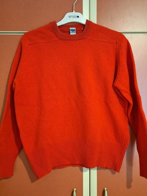 Red pullover like new, size L